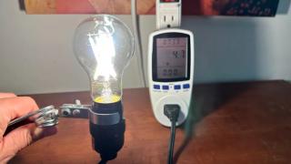 Phillips a dezvăluit becuri LED care consumă cu 50% mai puţin curent