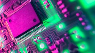 Rusia va Înlocui procesoarele AMD și Intel de pe computerele produse local cu procesoare rusești