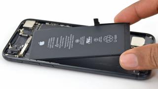 Apple ar putea plăti despăgubiri de 1.8 miliarde de euro în total, după un proces legat de throttling/Batterygate
