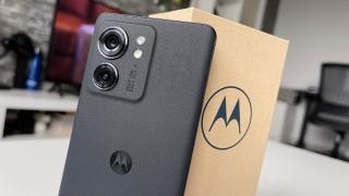Motorola Edge 40 Unboxing: Scoatem din cutie mezinul seriei Edge 40, mai compact și la fel de arătos ca Pro-ul