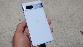 Google Pixel 7a primește un hands-on review înainte de debut; Nuanța Arctic Blue arată spectaculos