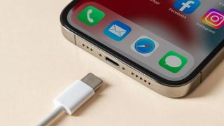 UE avertizează Apple să nu limiteze funcționalitatea portului USB-C, altfel riscă interzicerea lui iPhone 15 la vânzare în Europa