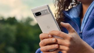 Google Pixel 7a costă 2200 de lei, are procesor de Pixel 7 şi încărcare wireless
