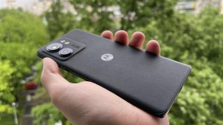 Motorola Edge 40: Design la fel de arătos ca pe modelul Pro, cu spate soft-touch, certificare IP68