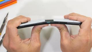 ASUS ROG Phone 7 Ultimate ajunge pe masa de teste a lui JerryRigEverything; Cât de rezistent e puternicul telefon de gaming?