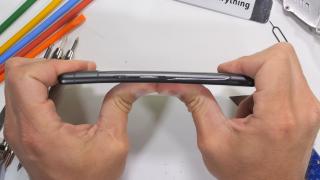 Google Pixel 7a trece cu brio testul de durabilitate a lui JerryRigEverything; Cel mai rezistent smartphone din acest an?
