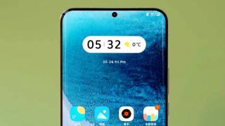 Xiaomi 14 Pro apare într-o imagine, dezvăluind un ecran curbat în cele 4 colţuri