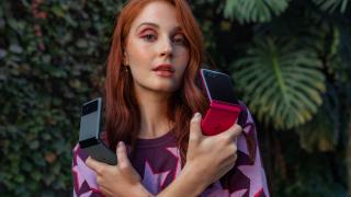 Motorola RAZR 40 este aici drept o variantă mai accesibilă a modelului Ultra, cu dotări mid-range și format pliabil cu clapetă