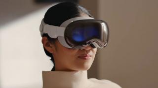 Ochelarii Apple Vision Pro sunt acum oficiali și revoluționează modul în care interacționăm cu aplicațiile și mediul înconjurător