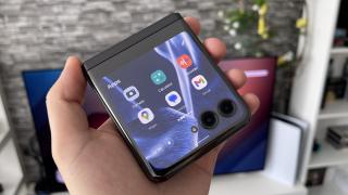 Motorola RAZR 40 Ultra: OS, UI, aplicaţii cu un ecran extern vedetă, Ready For, Moto Secure