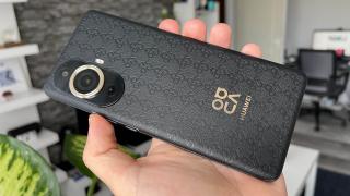 Huawei nova 11 Pro Unboxing: telefon de vlogging şi selfie, cu spate cochet de poşetă Guess