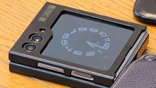 O fotografie hands on cu Samsung Galaxy Z Flip 5 apare online; Avem şi noi randări, specificaţii, cu Z Flip 5, Z Fold 5