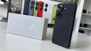 ASUS Zenfone 10 Unboxing: micul telefon cu gimbal duce şi mai departe utilizarea cu o mână