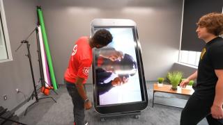 Cel mai mare iPhone din lume are peste 1.80 metri înălţime şi e funcţional