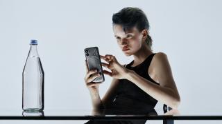 Nothing Phone (2) prezentat în randări de presă detaliate, cu interfață Glyph actualizată și două variante de culoare