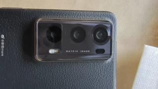 Honor Magic V2 etalează un spate arătos acoperit cu piele, mostre foto; Vedem fotografii hands on