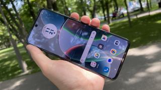 Motorola RAZR 40: Software-ul familiar Moto îmbogățit cu funcții de pliabil utile