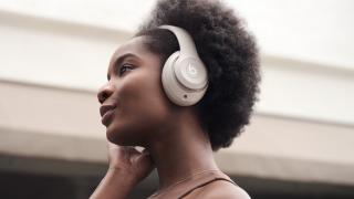 Apple lansează căştile Beats Studio Pro, cu sunet de calitate mai bună, Spatial Audio