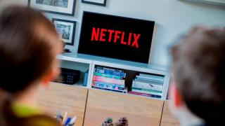Cum o mai duce Netflix? Raportează aproape 6 milioane de abonați noi și renunță la planul individual fără reclame pentru maximizarea profitului