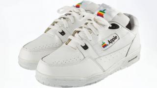 Ştiaţi că: Apple a produs şi haine; Adidaşii Apple costă 50.000 de dolari