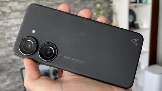 ASUS Zenfone 10: Design care vine mănuşă pe mâinile mici şi nu numai