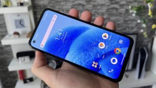 ASUS Zenfone 10: Display pregătit pentru gaming şi Netflix