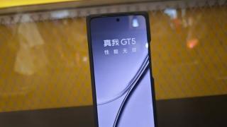 realme GT 5 apare în fotografii hands-on, va fi un flagship "cu luminiţe"; Pro-ul are cameră periscop!