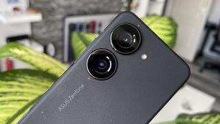 ASUS Zenfone 10: Camera pusă în evidență de gimbal, nuanțe de roșu, albastru și texturi