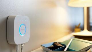Philips Hue se extinde spre camere de securitate şi senzori pentru uşi securizate