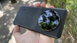 Xiaomi 13 Ultra: Design de cameraphone croit din piele, metal, structurat cu cap