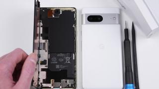 Google le permite utilizatorilor de Pixel 7a să își repare singuri telefonul, printr-un parteneriat iFixit