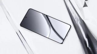 realme GT5 apare într-o imagine oficială și surprinde printr-un display generos, plat, cu margini înguste, numai bun pentru gameri