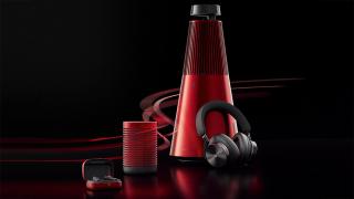 Bang & Olufsen anunță un parteneriat cu Ferrari și lansează ediții speciale pentru boxele și căștile din portofoliu, pe roșu intens