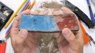 Cel mai rezistent smartphone pliabil? Samsung Galaxy Z Flip5 trece cu brio testul de durabilitate al lui JerryRigEverything