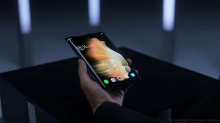 După lansarea celui mai accesibil telefon pliabil de pe piață, compania Tecno prezintă un telefon rulabil (Phantom Ultimate)