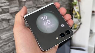 Samsung Galaxy Z Flip5: Baterie pregătită pentru Netflix, atenţie power useri!