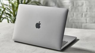 Apple lucrează la un MacBook accesibil destinat școlarilor, rival pentru Chromebook-urile de pe piață (zvon)