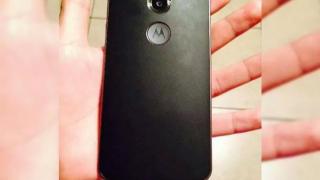 Motorola Moto X+1 fotografiat cu o carcasă personalizată cu un strat de piele