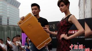 iPhone 6 din aur roz și cu diamante promovat cu o machetă de 1 metru lungime