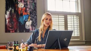 HP anunță Spectre Fold, un prim laptop cu display pliabil de 17 inch, cu stand, baterie generoasă și CPU Intel Core Gen 12