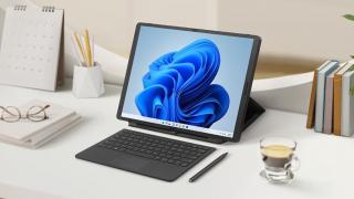 LG anunță Gram Fold, primul său laptop cu display pliabil de 17 inch, ușor, cu CPU Intel Core Gen 13