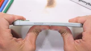 iPhone 15 și 15 Plus reușesc să treacă cu brio testul de durabilitate al lui JerryRigEverything (Video)