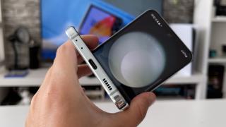 Samsung Galaxy Z Flip5: Acustica stereo cu Dolby Atmos, lasă recordurile pe seama lui Fold 5