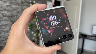 Samsung Galaxy Z Flip 5: OS, UI, aplicaţii cu un mare FLEX faţă de rivalii Flip - ecranul Cover