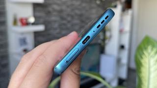 Motorola Edge 40 Neo: Acustica ţeapănă, noul Rolling Stones se aude bine pe aceste difuzoare