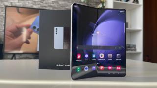 Turul Magazinelor #1333: Galaxy Z Fold 5 pierde din preţ, aspirator robot de 100 lei, Xperia 5 V cu ceas cadou