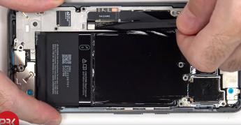 Google Pixel 8 Pro desfăcut în faţa camerei; S-a plusat serios la răcire, dar nu cu vapor chamber (Disecţie video)