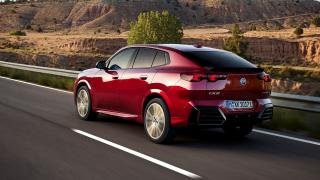 BMW iX2 este cel mai nou crossover coupe electric, ce promite autonomie de până la 449 km; Debutează și BMW X2 