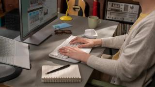 Logitech prezintă tastatura ergonomică wireless Wave Keys, cu design curbat și plastic reciclat în componență