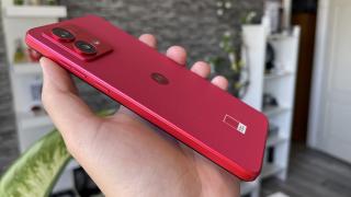Motorola Moto G84 5G: Design Viva Magenta, cu piele şi corp skinny